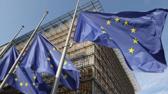 Telefónica e Indra estudian la creación de una 'joint venture' para servicios de nube soberana en Europa